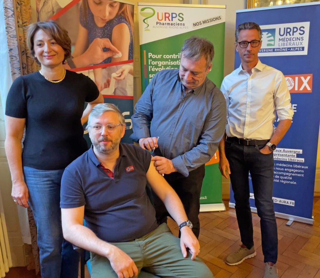 Guillem Beruyer, Président de l'URPS Sages-Femmes lors de l'action de vaccination en novembre 2025